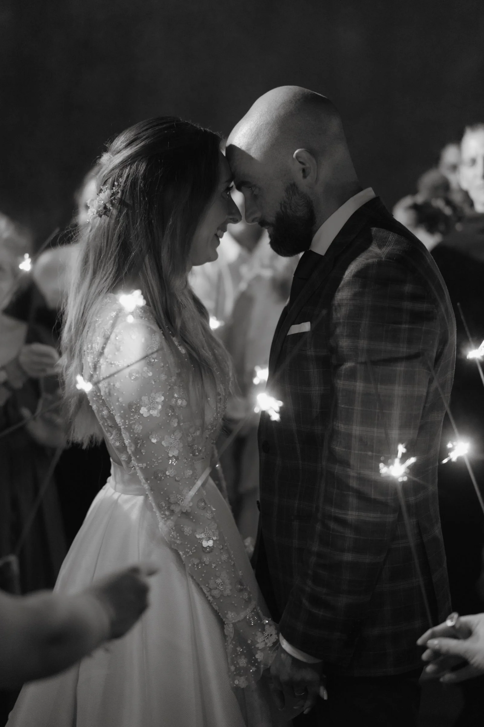 Alquiler de sonido e iluminación para bodas novios bailando